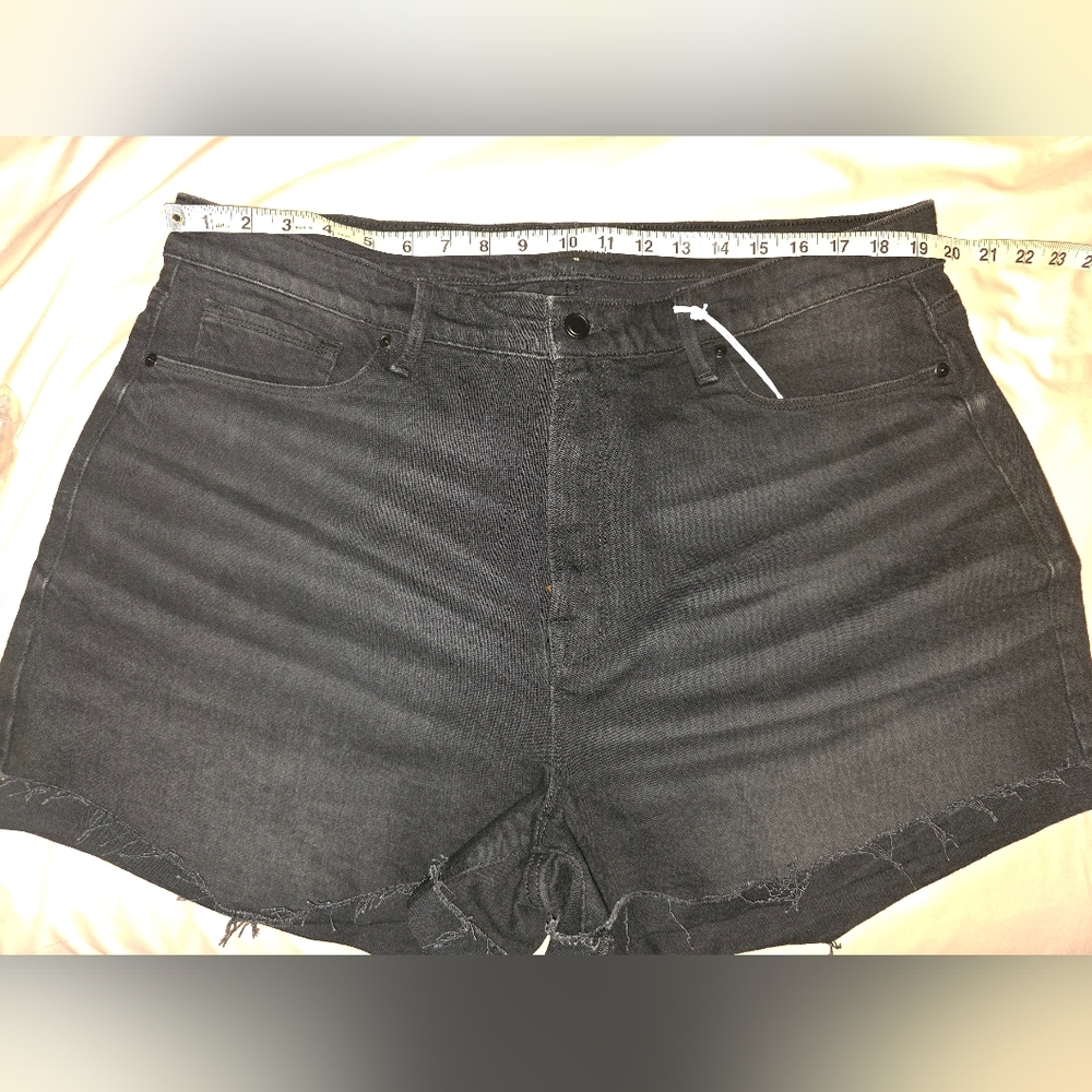 Good American Good Girlfriend Black Shorts